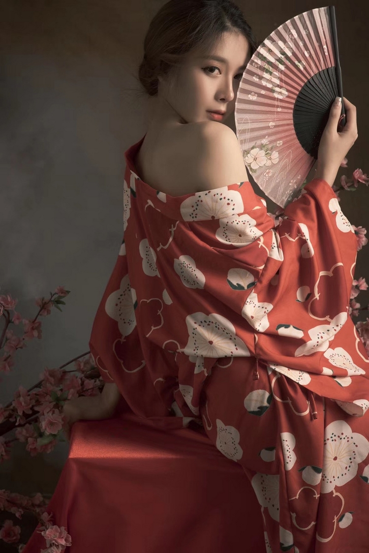 日本和服美女小露香肩性感写真