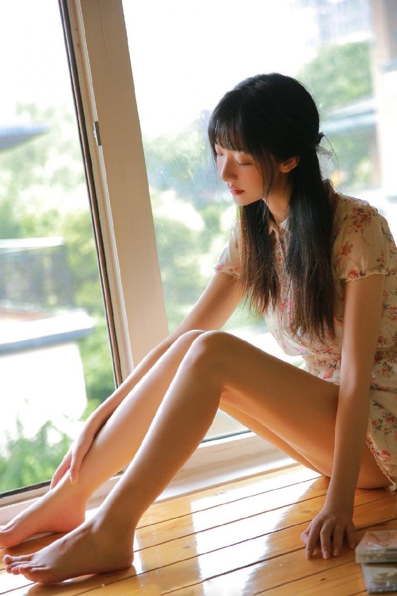日韩美女身高腿长夏日迷人艺术写真
