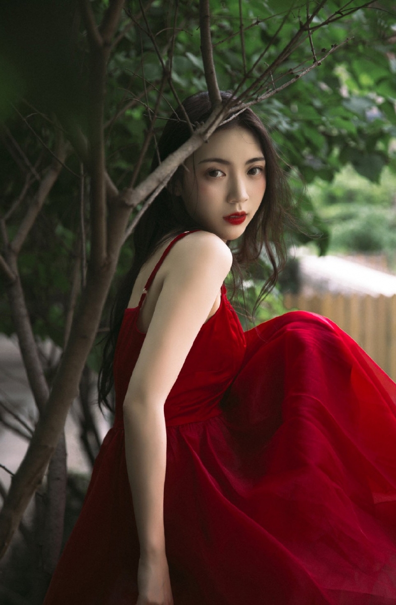 诱人美女吊带红裙妩媚风情写真