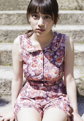 日本阳光氧气少女户外丰满大白腿写真图片
