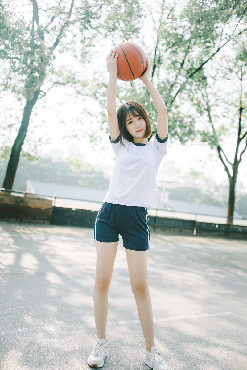 玩篮球的短发女孩