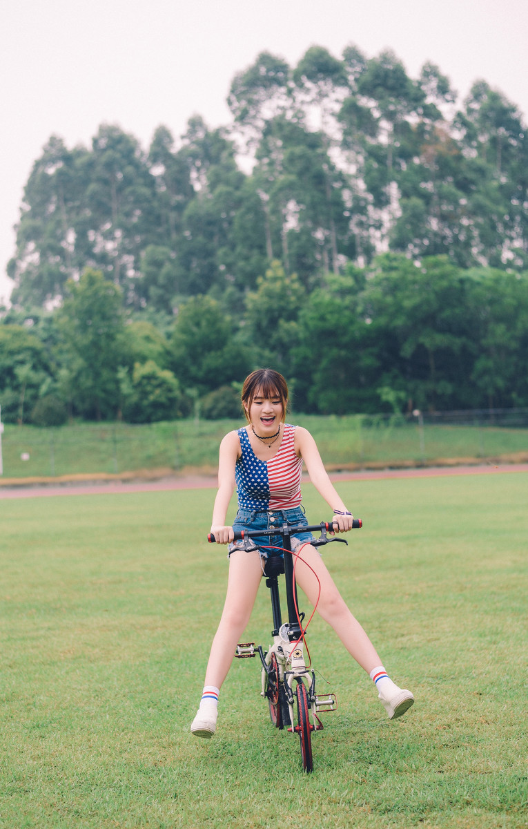 玩单车的刘海邻家美女